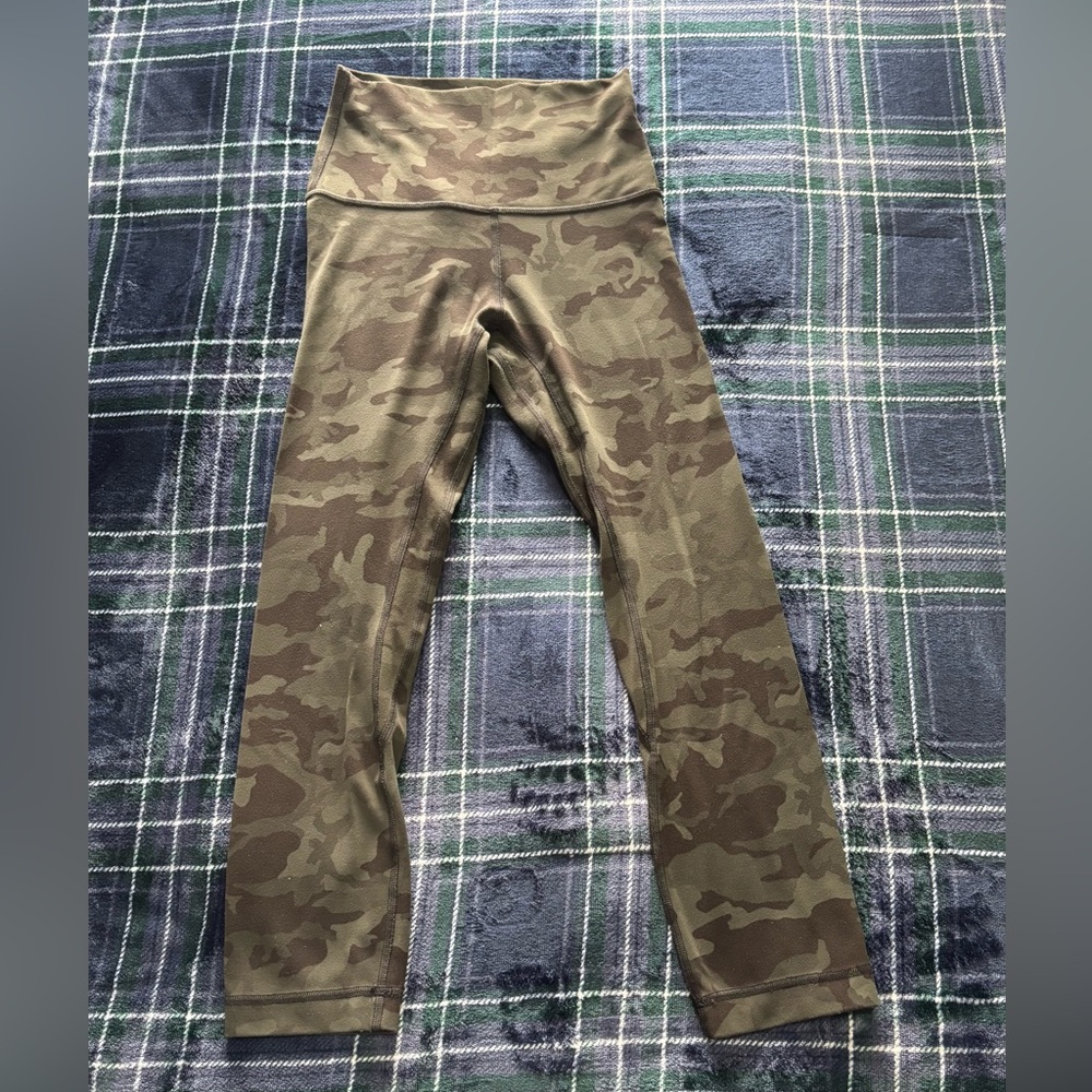 Lululemon camo Wunder Under leggings-size 2 - Picture 2 of 7